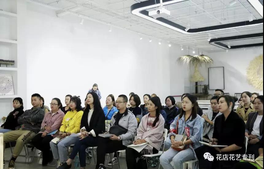 秋冬時(shí)節(jié)，粉藍(lán)色治愈系花禮上線，一秒抓住顧客的心