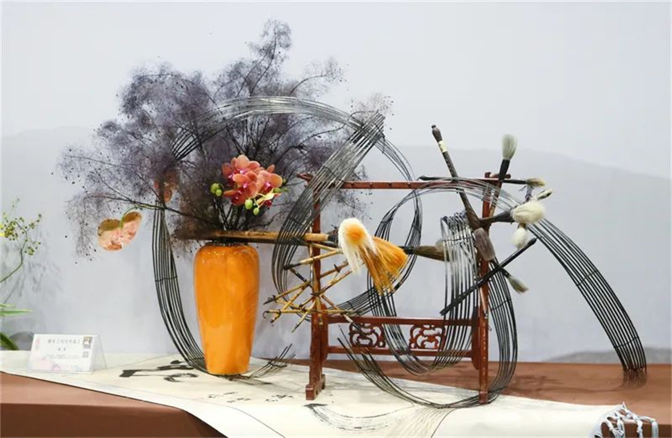 【采薇專欄】傳統(tǒng)插花要破圈兒？17個(gè)流派、名師的200個(gè)作品點(diǎn)亮南京“最美花展”