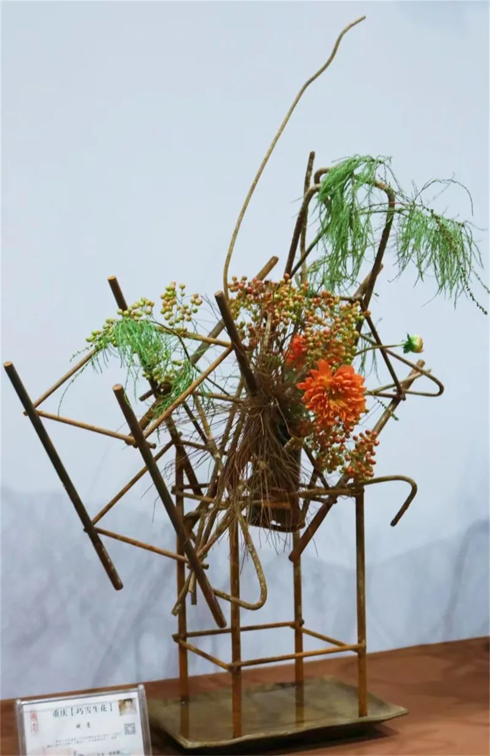 【采薇專欄】傳統(tǒng)插花要破圈兒？17個(gè)流派、名師的200個(gè)作品點(diǎn)亮南京“最美花展”