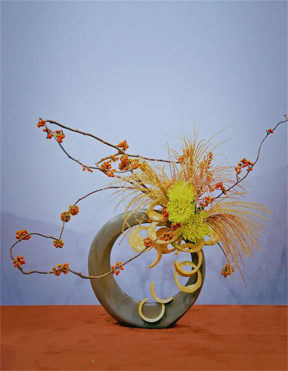 【采薇專欄】傳統(tǒng)插花要破圈兒？17個(gè)流派、名師的200個(gè)作品點(diǎn)亮南京“最美花展”