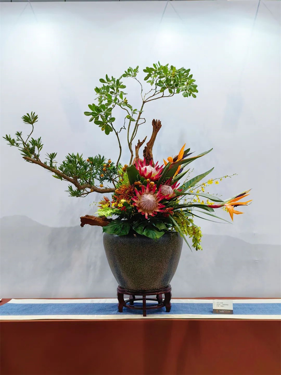 【采薇專欄】傳統(tǒng)插花要破圈兒？17個(gè)流派、名師的200個(gè)作品點(diǎn)亮南京“最美花展”