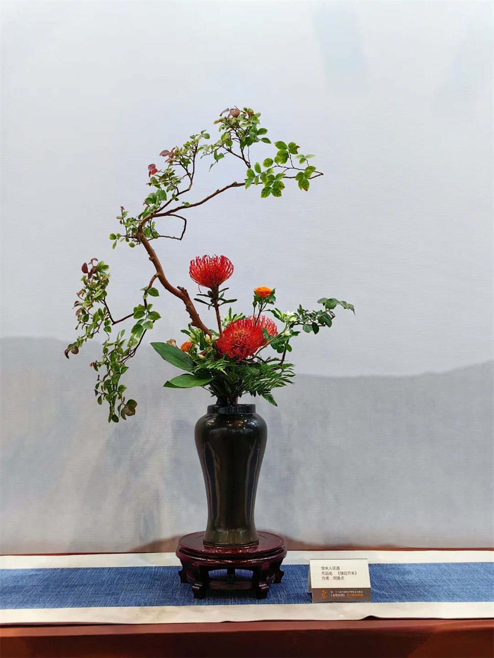 【采薇專欄】傳統(tǒng)插花要破圈兒？17個(gè)流派、名師的200個(gè)作品點(diǎn)亮南京“最美花展”