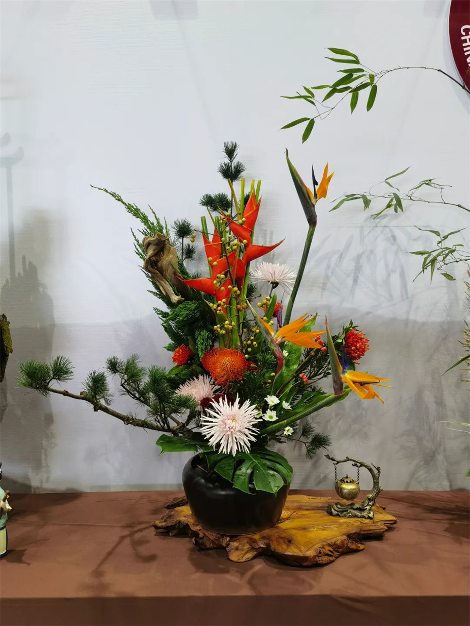 【采薇專欄】傳統(tǒng)插花要破圈兒？17個(gè)流派、名師的200個(gè)作品點(diǎn)亮南京“最美花展”