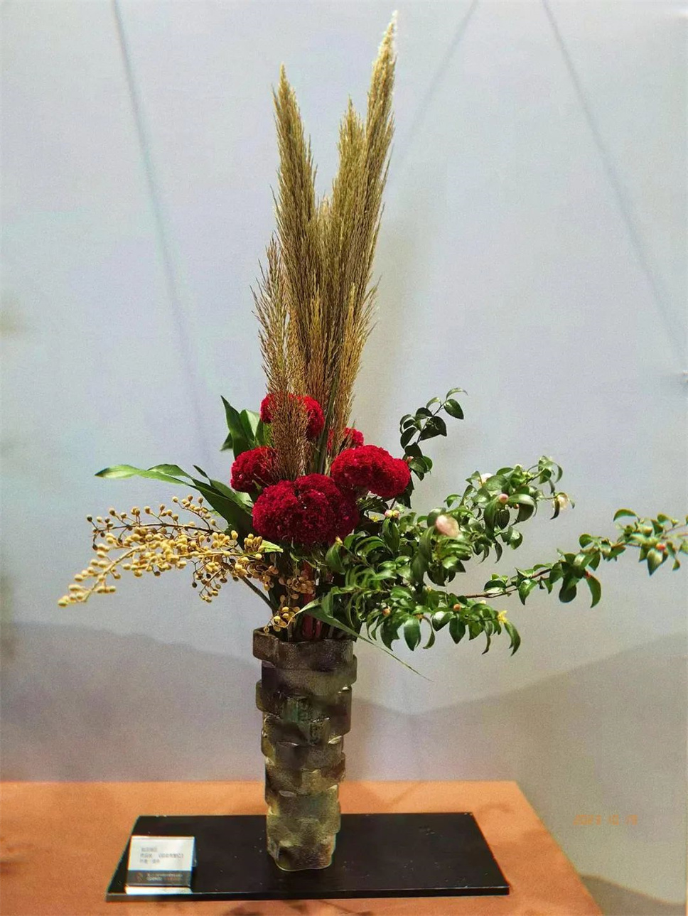 【采薇專欄】傳統(tǒng)插花要破圈兒？17個(gè)流派、名師的200個(gè)作品點(diǎn)亮南京“最美花展”